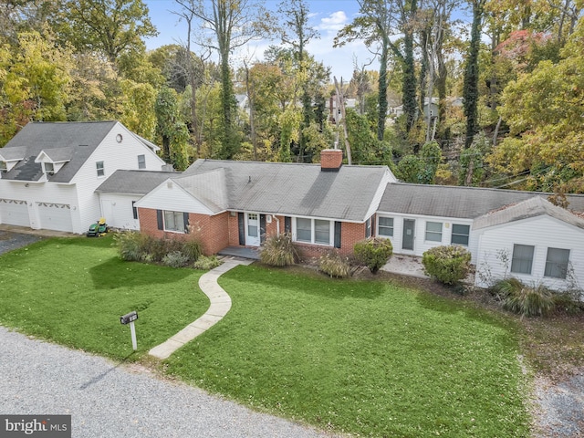 view of front of home featuring a front lawn and a garage