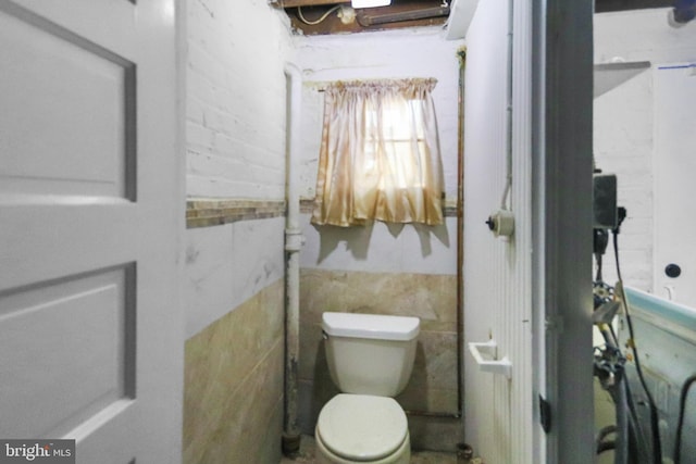 bathroom featuring toilet