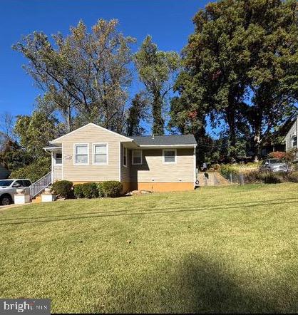 view of front of house with a front yard