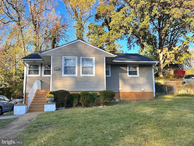 view of front of property featuring a front lawn