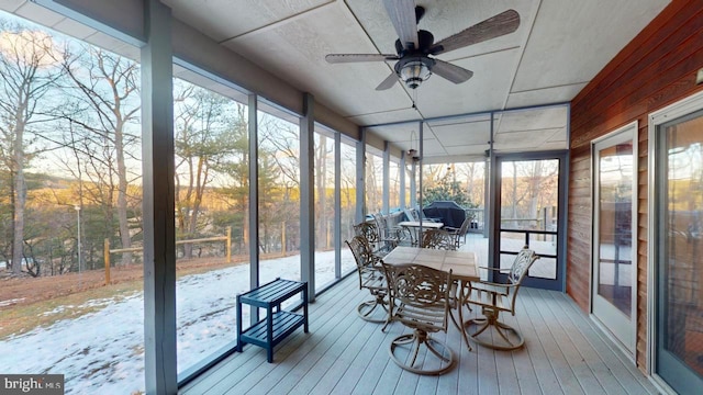 sunroom / solarium with a ceiling fan