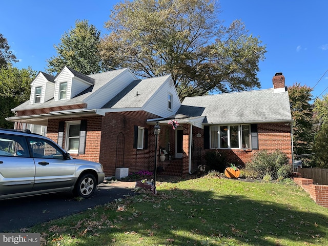 view of front of home featuring a front yard