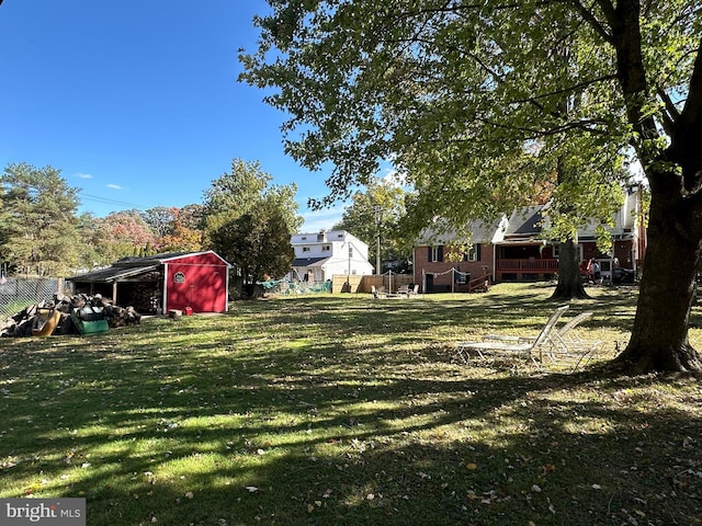 view of yard with a storage unit