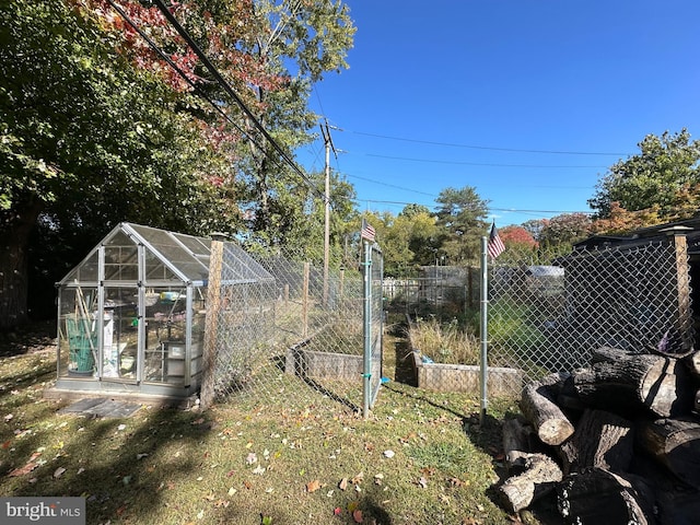 view of yard featuring an outdoor structure