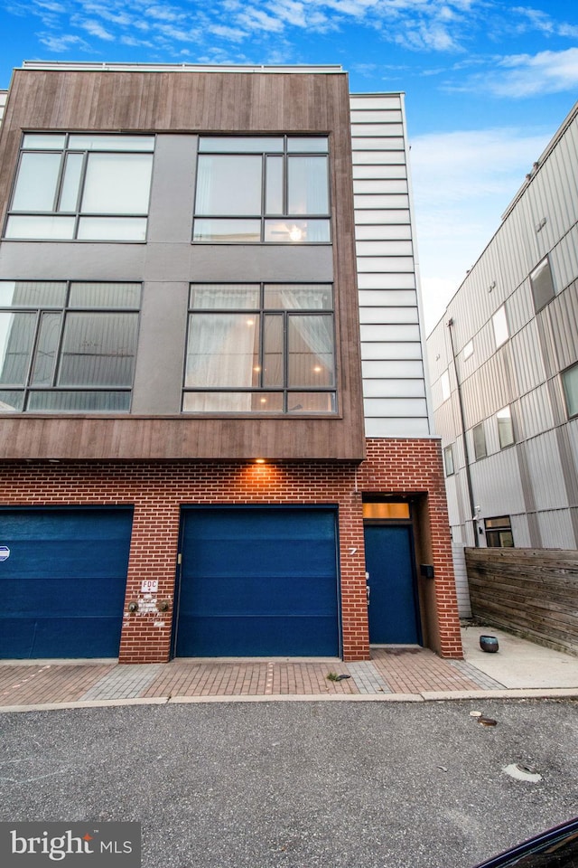 view of front facade featuring a garage