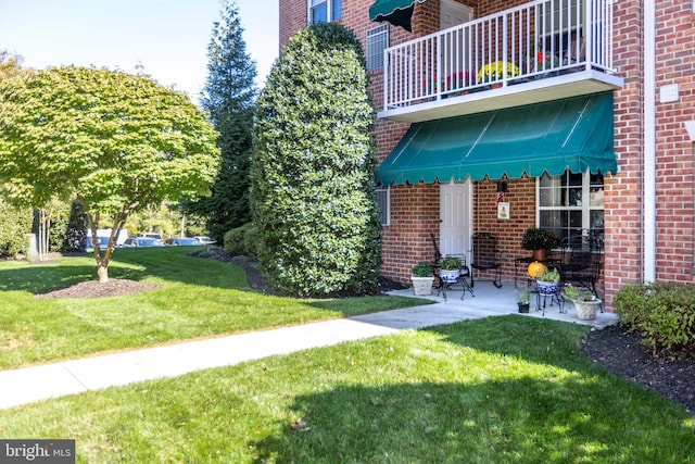 view of yard featuring a balcony