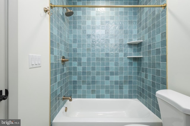 bathroom with toilet and tiled shower / bath combo