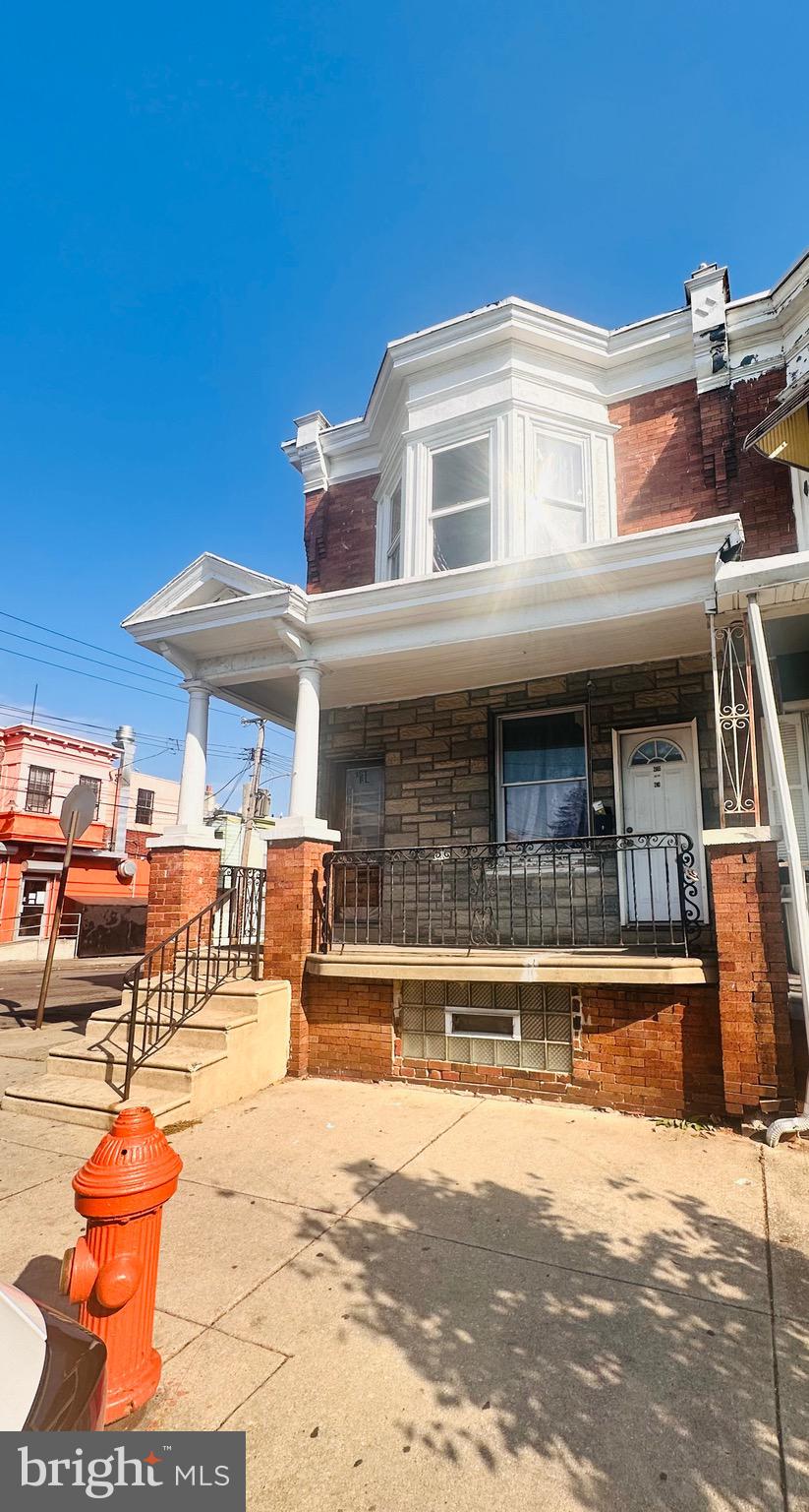 view of front of property featuring covered porch