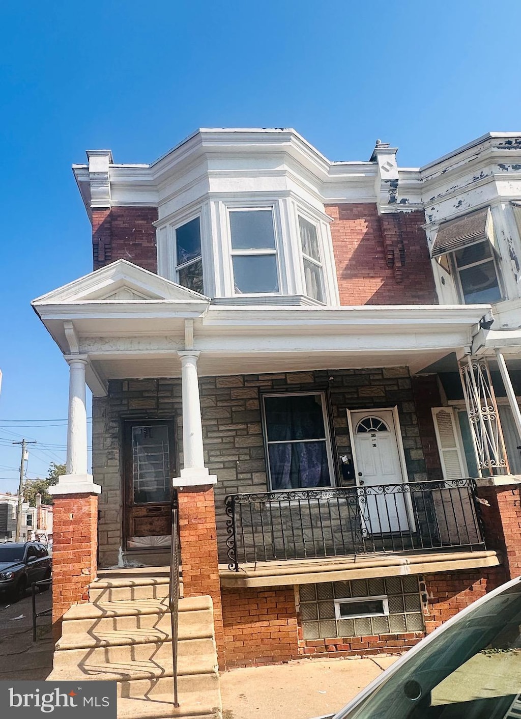 view of front facade with covered porch