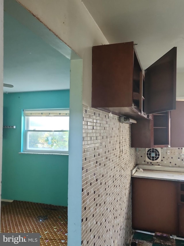 kitchen with decorative backsplash