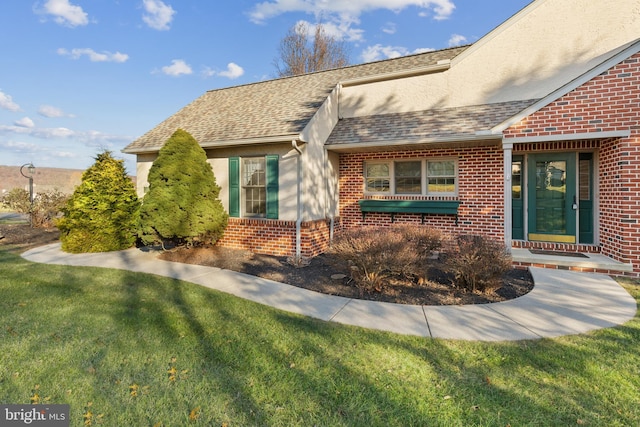 view of front of home featuring a front yard