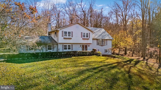 view of front of property featuring a front lawn