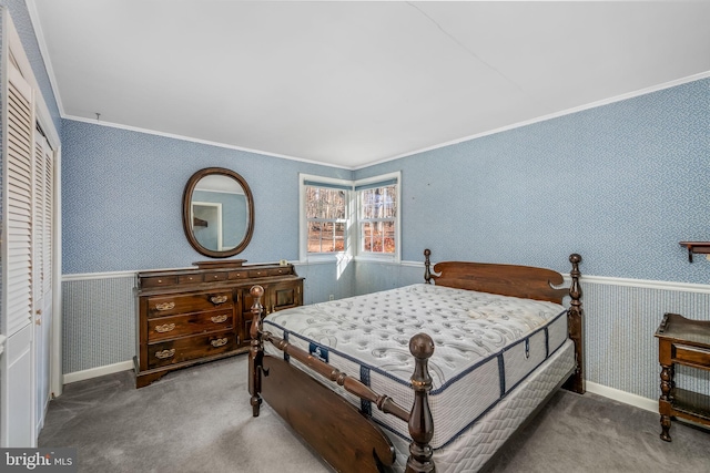 bedroom featuring carpet floors, crown molding, and a closet