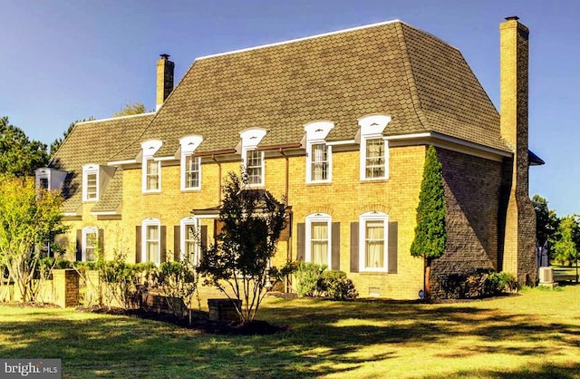 view of front of home featuring a front yard