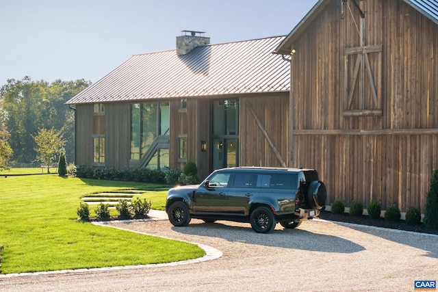 view of front facade featuring a front lawn