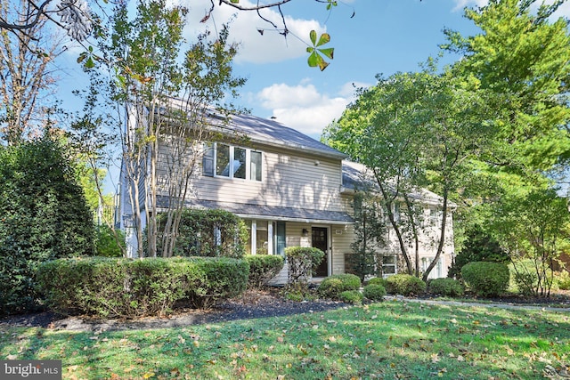 view of front of property with a front yard