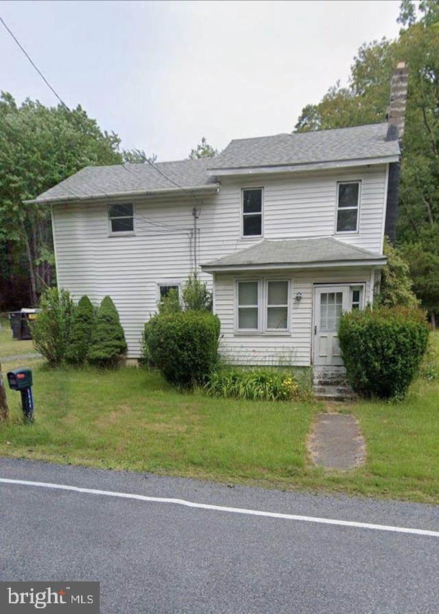 view of front facade with a front lawn