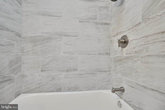 bathroom with tiled shower / bath