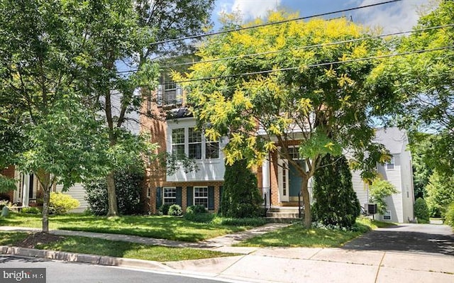 view of front of home featuring a front yard