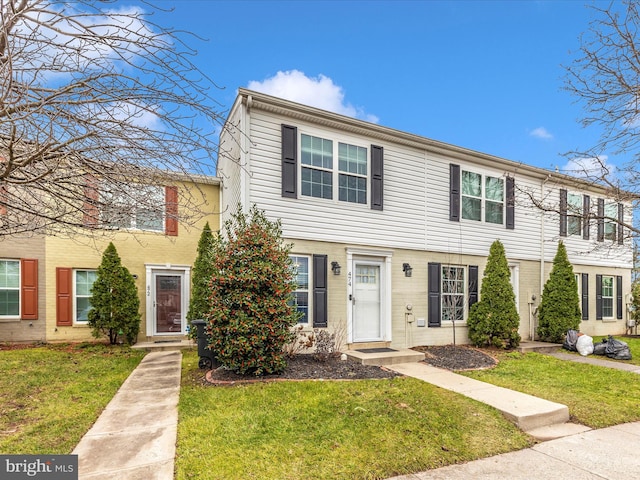 multi unit property featuring a front yard