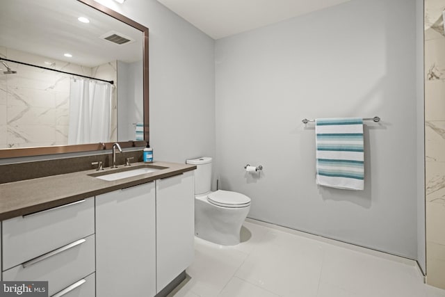 bathroom with toilet, visible vents, recessed lighting, curtained shower, and vanity
