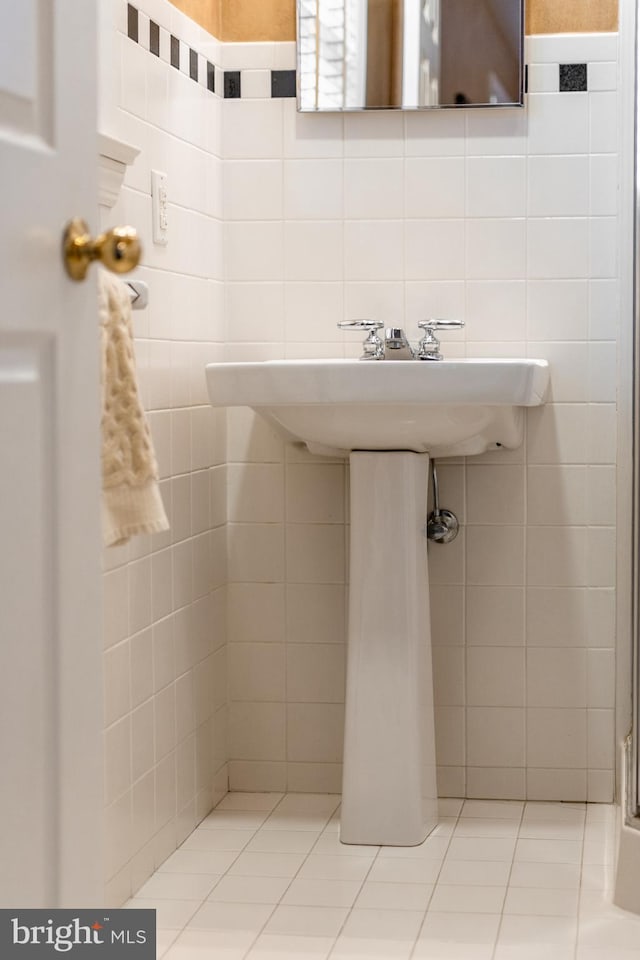 bathroom featuring tile walls