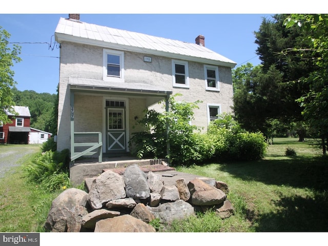 view of front of home featuring a front lawn and covered porch