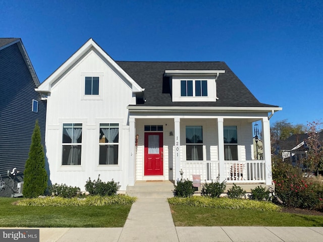 view of front of property featuring a porch and a front yard