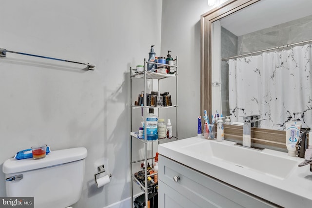 bathroom featuring a shower with curtain, vanity, and toilet