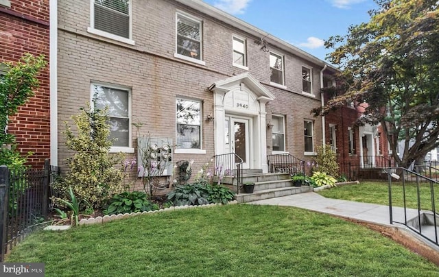 view of front of property with a front yard