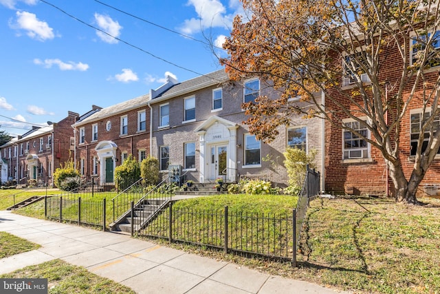 townhome / multi-family property featuring a front yard