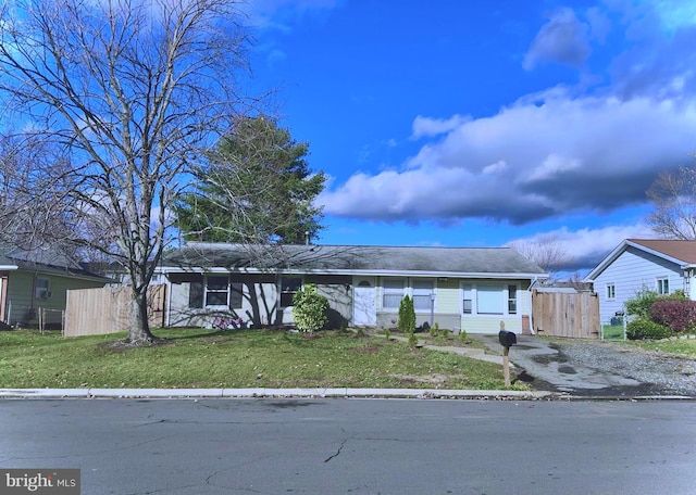 single story home with a front yard