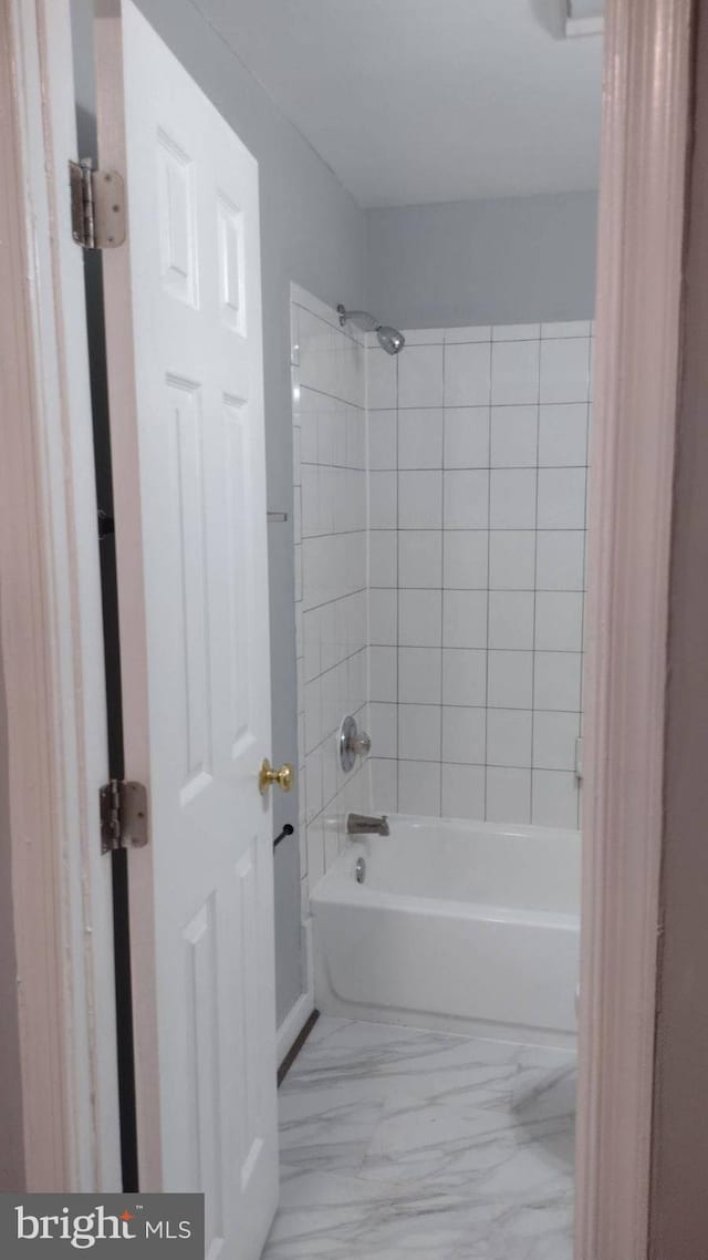 bathroom with tiled shower / bath