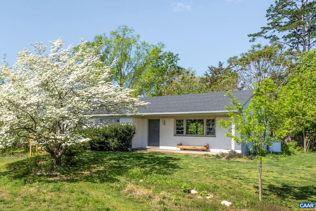 view of front of house featuring a front yard