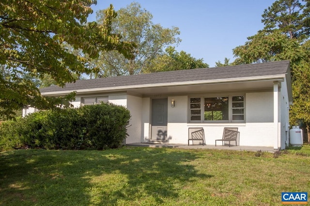 ranch-style house featuring a front yard