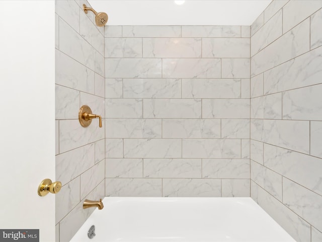 bathroom featuring tiled shower / bath