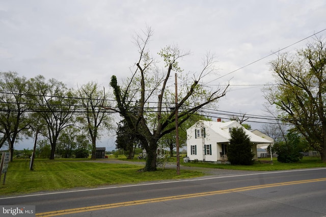 view of front facade with a front yard