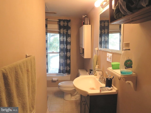 full bathroom featuring vanity, shower / bath combo with shower curtain, toilet, and a healthy amount of sunlight