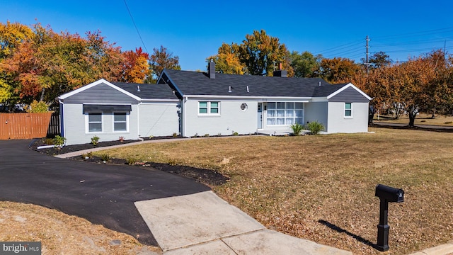 ranch-style home featuring a front lawn