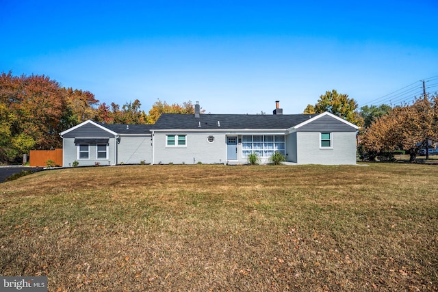 view of front of home featuring a front yard