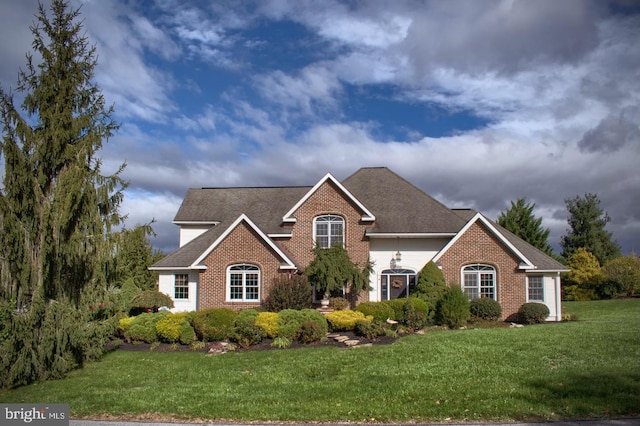 view of front property featuring a front lawn