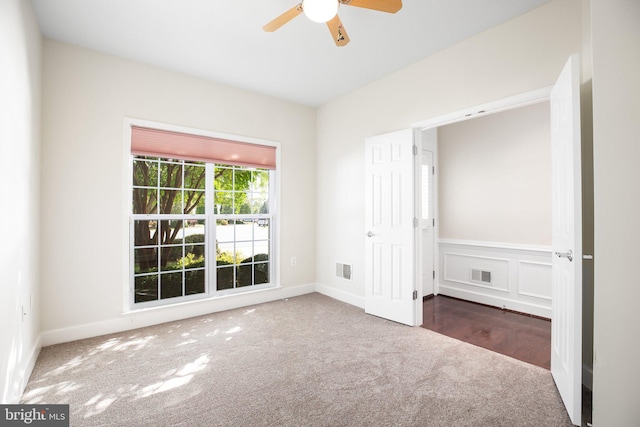 carpeted empty room featuring ceiling fan