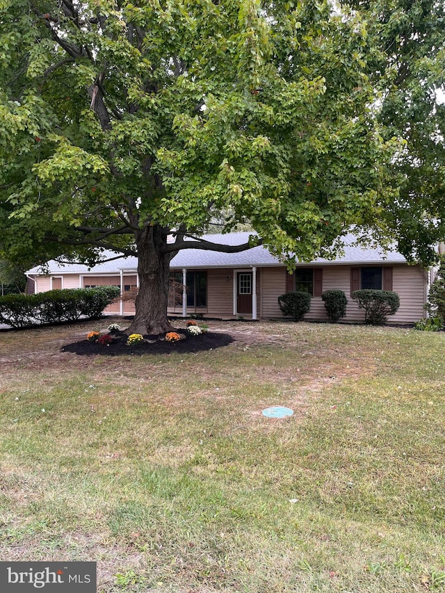 view of front of house with a front lawn