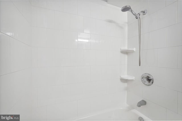 room details featuring tiled shower / bath combo