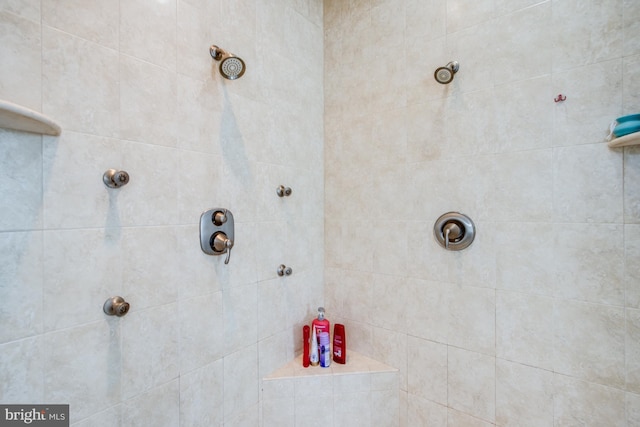 full bathroom featuring tiled shower