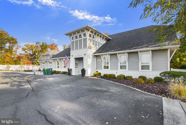 view of front facade with fence and driveway