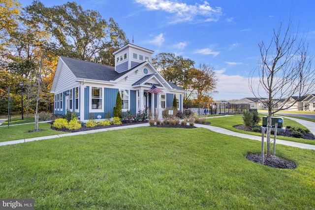 view of front of house featuring a front lawn