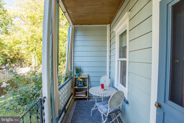 balcony featuring covered porch