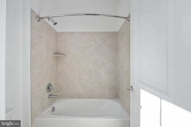 bathroom featuring tiled shower / bath