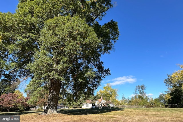 view of yard featuring a rural view